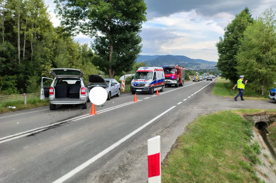 ​Zderzenie czołowe na DK28. Dwie osoby trafiły do szpitala - zdjęcie 4