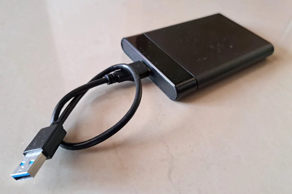 Dysk zewnętrzny przenośny TOSHIBA 750GB HDD USB 3.0 ETUI - stan idealny. - zdjęcie 2