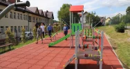 Wyposażenie placu zabaw przy Szkole Podstawowej w Pasierbcu - zdjęcie 2