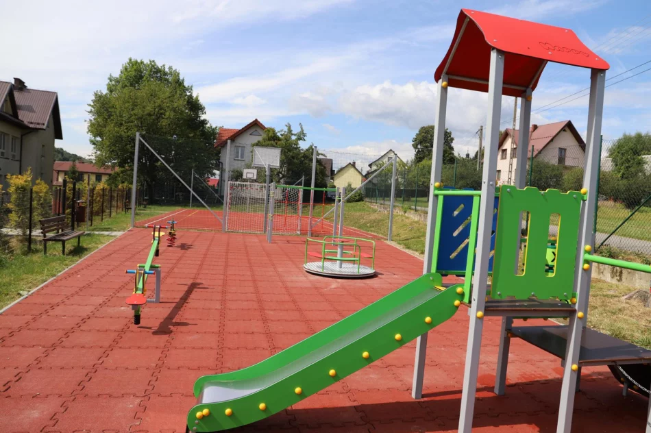 Wyposażenie placu zabaw przy Szkole Podstawowej w Pasierbcu - zdjęcie 6