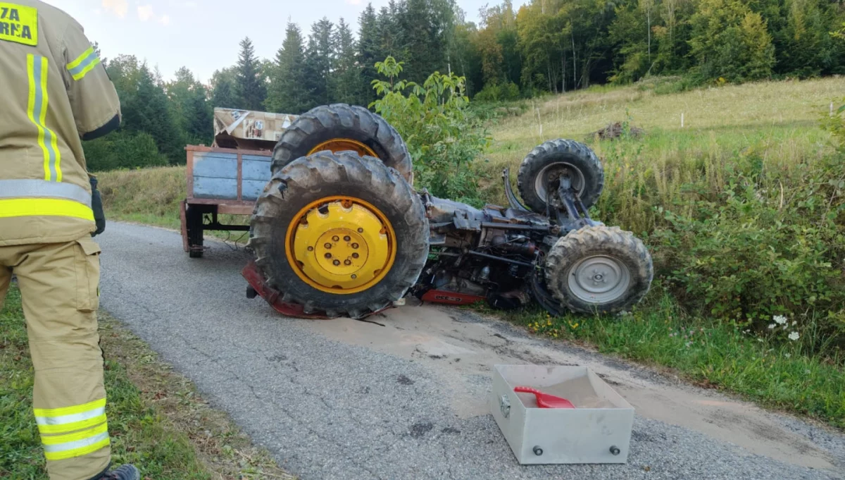 Wypadek z udziałem ciągnika w Krosnej/fot.: KP PSP Limanowa