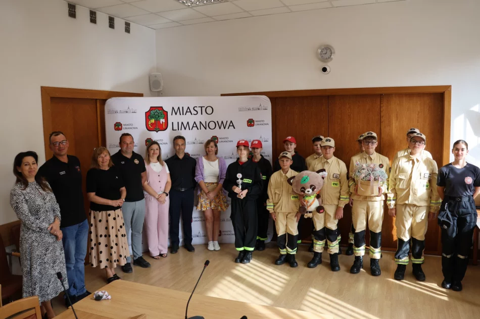 Burmistrz Miasta Limanowa odwiedzili przedstawiciele Młodzieżowych Drużyn Pożarniczych z terenu Miasta Limanowa - zdjęcie 4