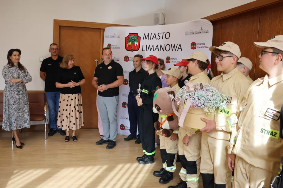 Burmistrz Miasta Limanowa odwiedzili przedstawiciele Młodzieżowych Drużyn Pożarniczych z terenu Miasta Limanowa - zdjęcie 7