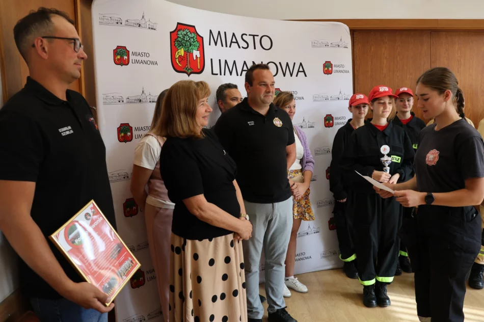 Burmistrz Miasta Limanowa odwiedzili przedstawiciele Młodzieżowych Drużyn Pożarniczych z terenu Miasta Limanowa - zdjęcie 9