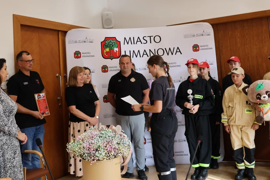 Burmistrz Miasta Limanowa odwiedzili przedstawiciele Młodzieżowych Drużyn Pożarniczych z terenu Miasta Limanowa - zdjęcie 11