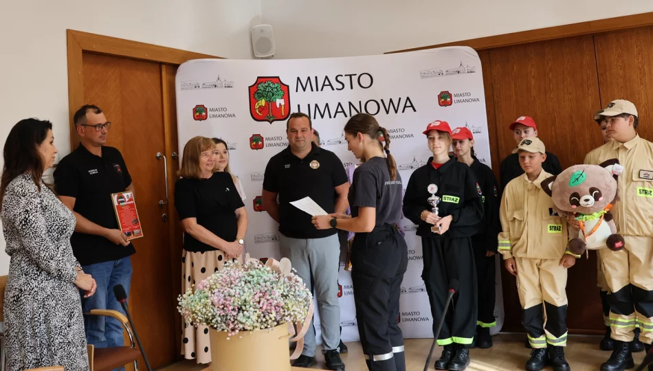Burmistrz Miasta Limanowa odwiedzili przedstawiciele Młodzieżowych Drużyn Pożarniczych z terenu Miasta Limanowa - zdjęcie 1