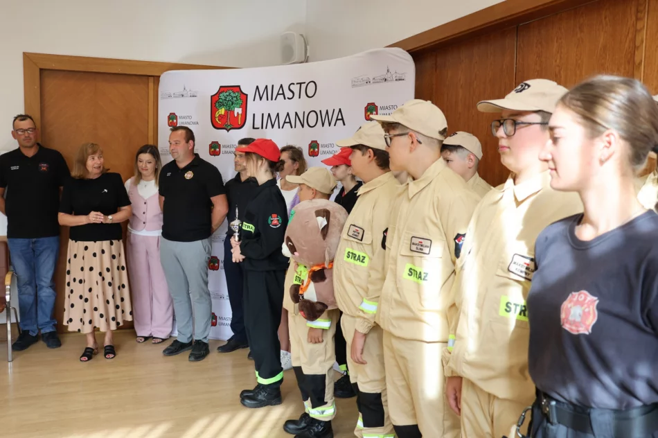 Burmistrz Miasta Limanowa odwiedzili przedstawiciele Młodzieżowych Drużyn Pożarniczych z terenu Miasta Limanowa - zdjęcie 12