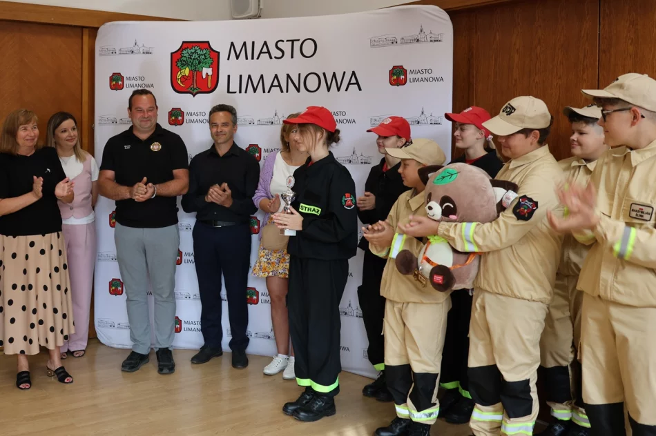 Burmistrz Miasta Limanowa odwiedzili przedstawiciele Młodzieżowych Drużyn Pożarniczych z terenu Miasta Limanowa - zdjęcie 13