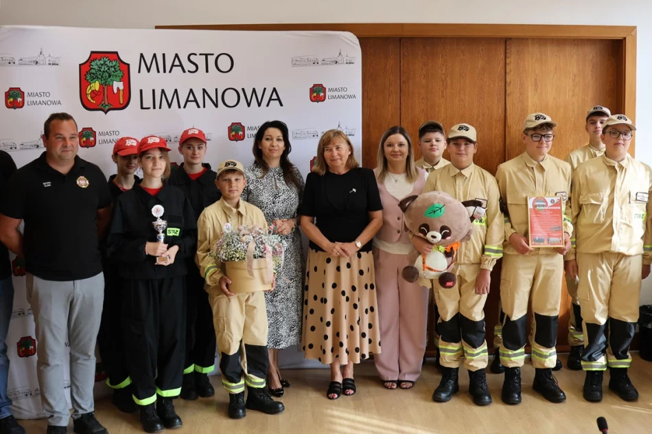 Burmistrz Miasta Limanowa odwiedzili przedstawiciele Młodzieżowych Drużyn Pożarniczych z terenu Miasta Limanowa - zdjęcie 14