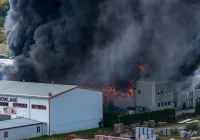 Koniec akcji gaśniczej po pożarze hurtowni zniczy w Tarnowie - zdjęcie główne