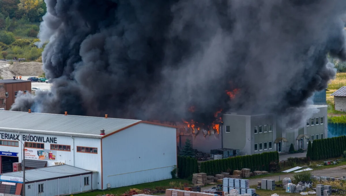 Koniec akcji gaśniczej po pożarze hurtowni zniczy w Tarnowie