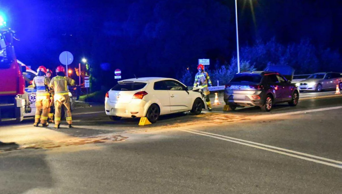 Wypadek: kierowca VW nie ustąpił pierwszeństwa, 24-latka w szpitalu
