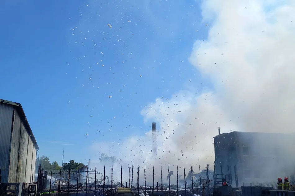 Nasi strażacy pomagali w gaszeniu pożaru hali w Tarnowie - zdjęcie 8