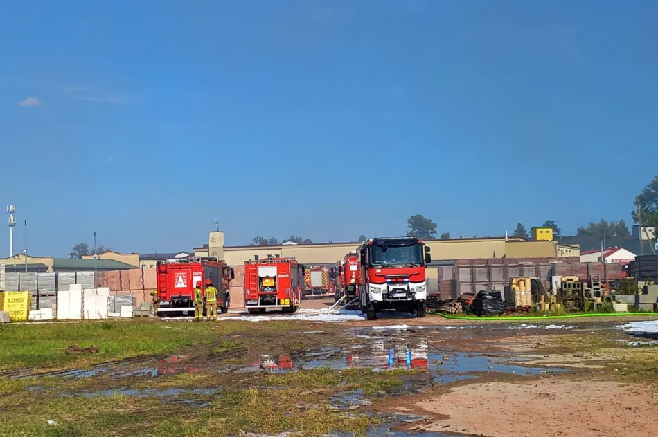 Nasi strażacy pomagali w gaszeniu pożaru hali w Tarnowie - zdjęcie 9