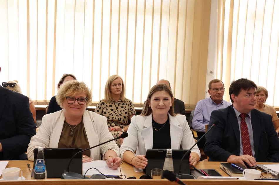  Nowe herby, plany finansowe i inwestycje – co działo się na XVIII Sesji Rady Miasta Limanowa? - zdjęcie 10
