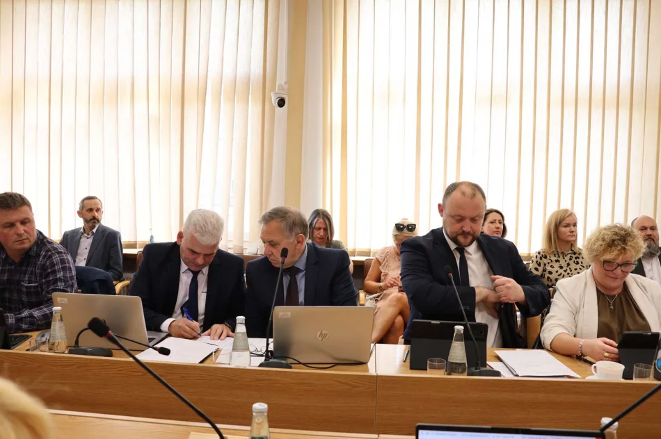  Nowe herby, plany finansowe i inwestycje – co działo się na XVIII Sesji Rady Miasta Limanowa? - zdjęcie 11