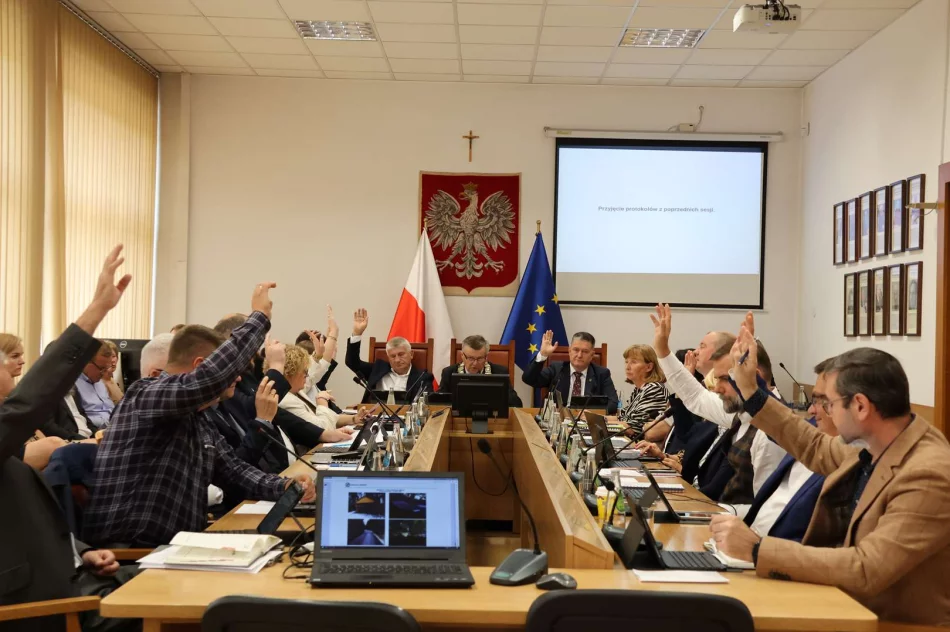  Nowe herby, plany finansowe i inwestycje – co działo się na XVIII Sesji Rady Miasta Limanowa? - zdjęcie 20
