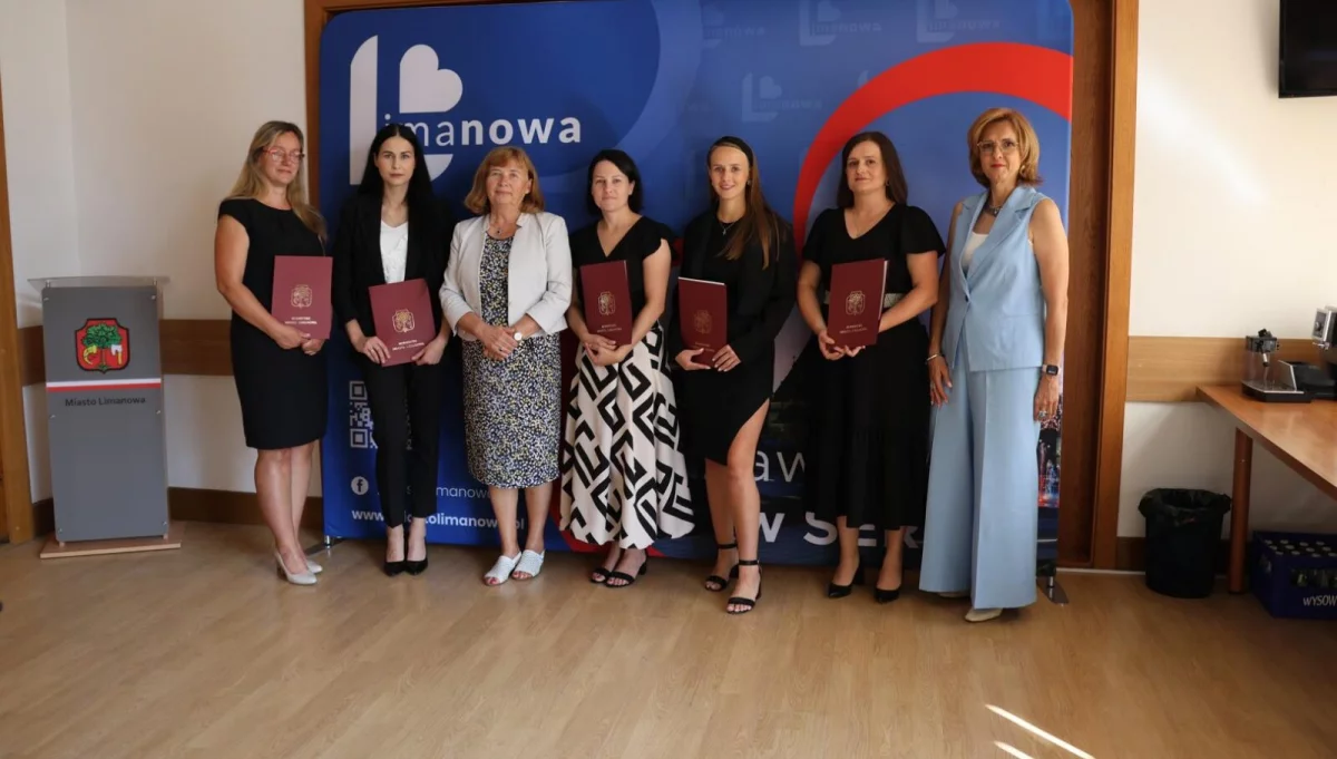 Pięć nauczycielek awansowało na stopień mianowanego/fot.: UM Limanowa