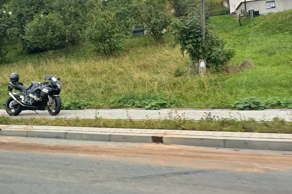 Motocyklista wywrócił się na krajowej "28" - zdjęcie 3