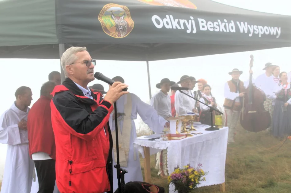Turyści i “odkrywcy” spotkali się na mglistej Mogielicy (ZDJĘCIA) - zdjęcie 8