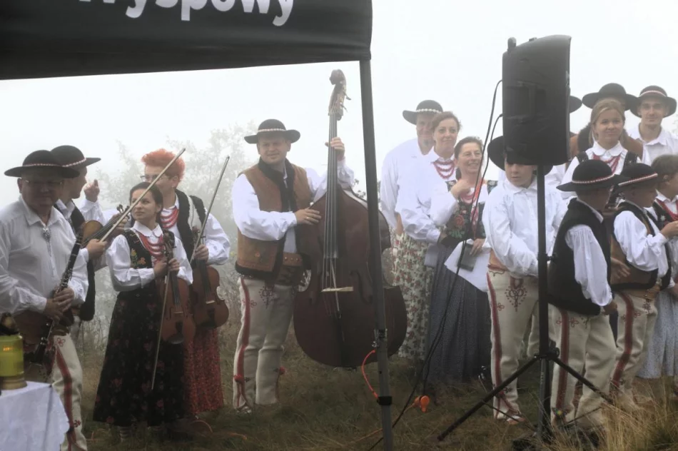 Turyści i “odkrywcy” spotkali się na mglistej Mogielicy (ZDJĘCIA) - zdjęcie 9
