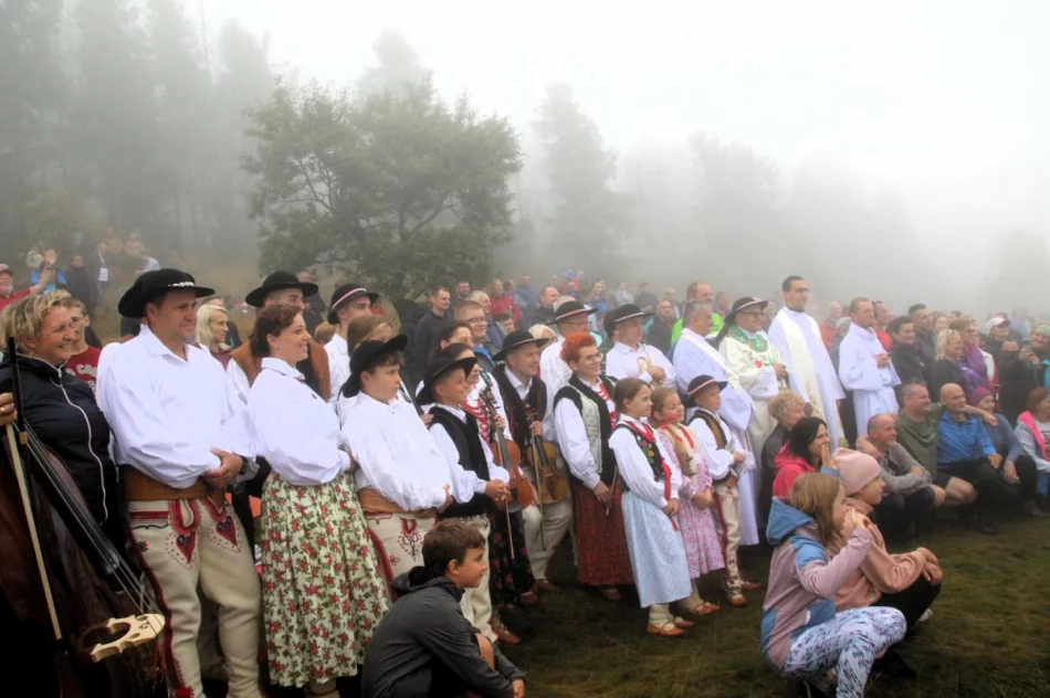 Turyści i “odkrywcy” spotkali się na mglistej Mogielicy (ZDJĘCIA) - zdjęcie 10