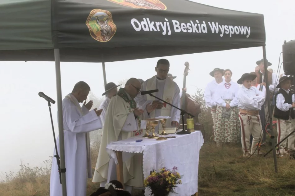 Turyści i “odkrywcy” spotkali się na mglistej Mogielicy (ZDJĘCIA) - zdjęcie 12