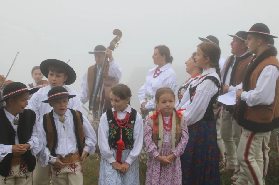 Turyści i “odkrywcy” spotkali się na mglistej Mogielicy (ZDJĘCIA) - zdjęcie 13