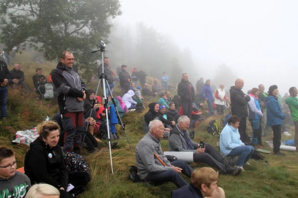 Turyści i “odkrywcy” spotkali się na mglistej Mogielicy (ZDJĘCIA) - zdjęcie 14
