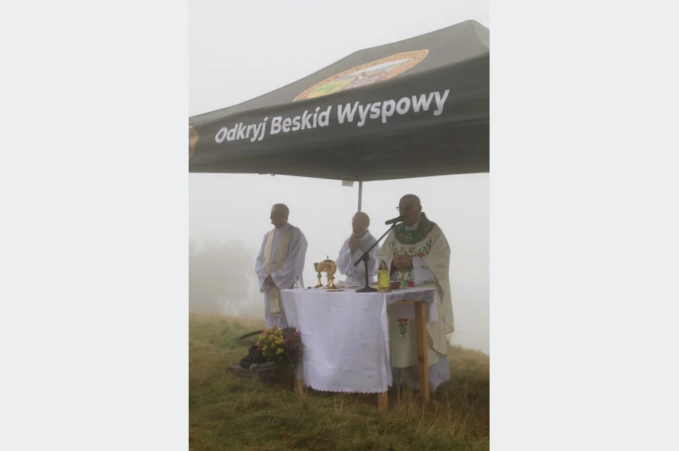 Turyści i “odkrywcy” spotkali się na mglistej Mogielicy (ZDJĘCIA) - zdjęcie 15