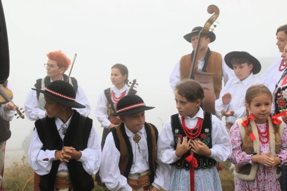 Turyści i “odkrywcy” spotkali się na mglistej Mogielicy (ZDJĘCIA) - zdjęcie 16