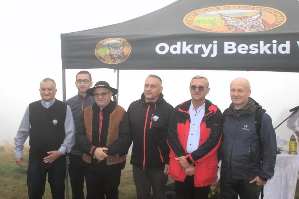 Turyści i “odkrywcy” spotkali się na mglistej Mogielicy (ZDJĘCIA) - zdjęcie 17