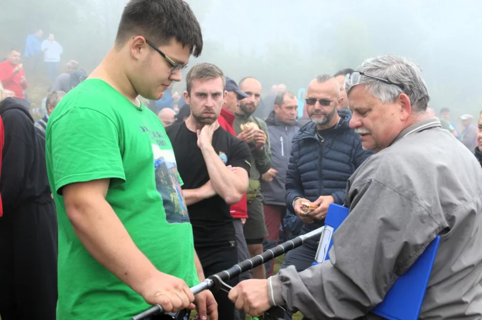 Turyści i “odkrywcy” spotkali się na mglistej Mogielicy (ZDJĘCIA) - zdjęcie 19