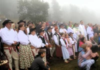 Turyści i “odkrywcy” spotkali się na mglistej Mogielicy (ZDJĘCIA) - zdjęcie główne