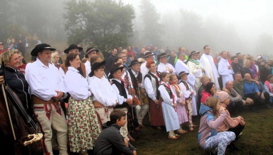 Turyści i “odkrywcy” spotkali się na mglistej Mogielicy (ZDJĘCIA) - zdjęcie 1