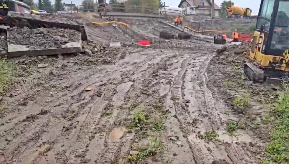 Grzęznąc w błocie (WIDEO) - zdjęcie 1