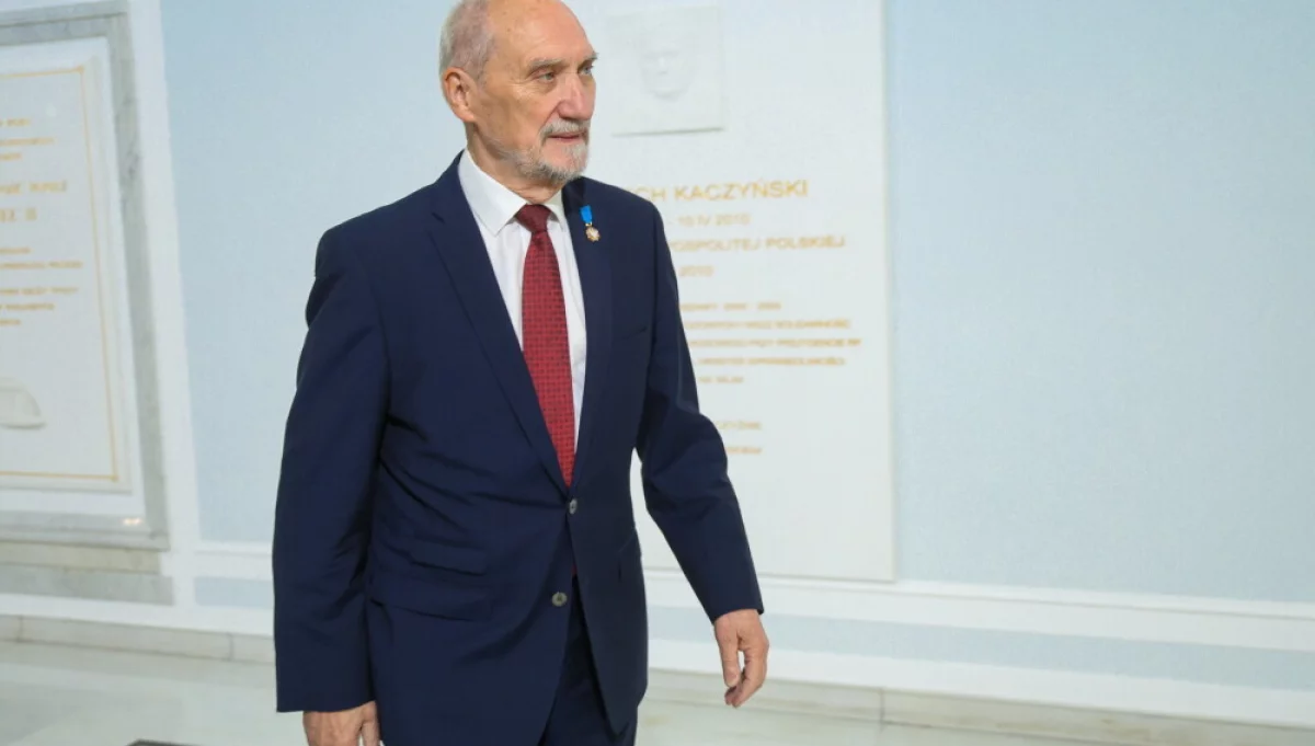 Antoni Macierewicz usłyszał zarzut ujawnienia informacji niejawnych