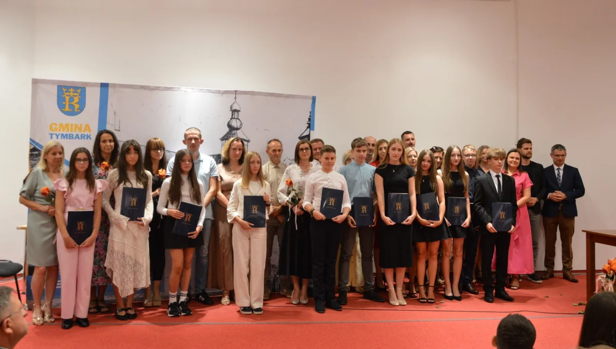 Wręczono stypendia motywacyjne dla uczniów/fot.: UG Tymbark