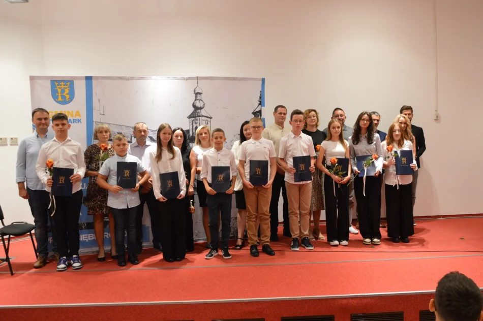 Wręczono stypendia motywacyjne dla uczniów - zdjęcie 7