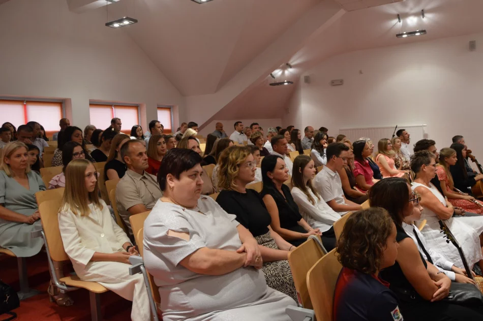 Wręczono stypendia motywacyjne dla uczniów - zdjęcie 11