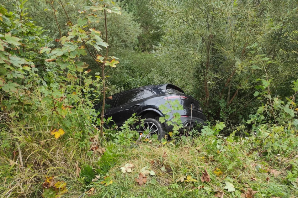 33-latka doprowadziła do zderzenia z Porsche, auto w rowie - zdjęcie 3