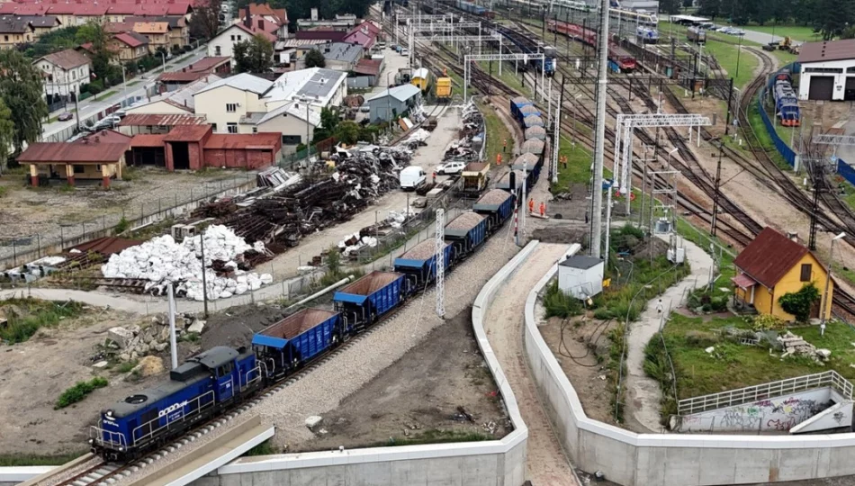 Modernizacja linii kolejowej 104. Pierwszy pociąg w Nowym Sączu, kolejne utrudnienia dla kierowców - zdjęcie 1