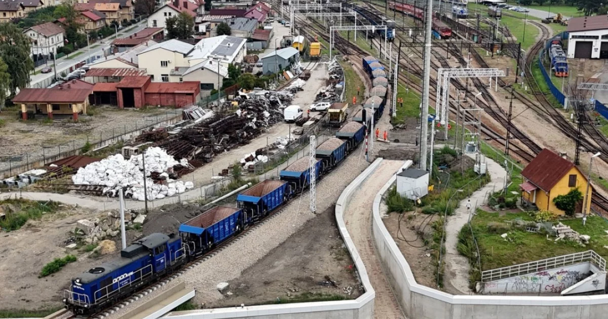 Modernizacja linii kolejowej 104. Pierwszy pociąg w Nowym Sączu, kolejne utrudnienia dla kierowców