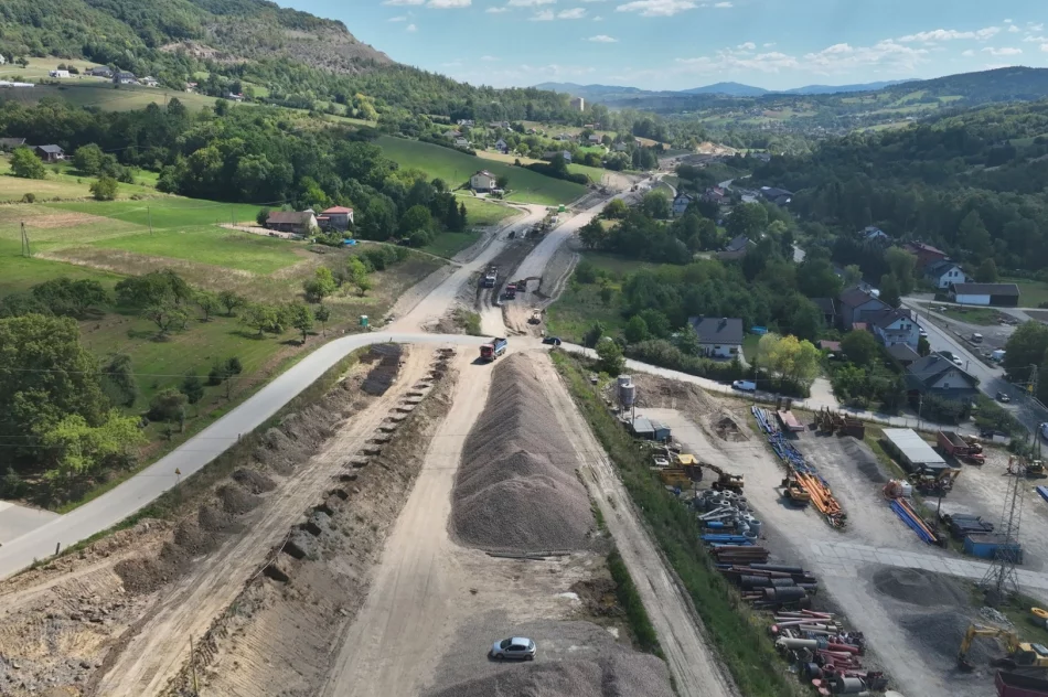 Modernizacja linii kolejowej 104. Pierwszy pociąg w Nowym Sączu, kolejne utrudnienia dla kierowców - zdjęcie 3