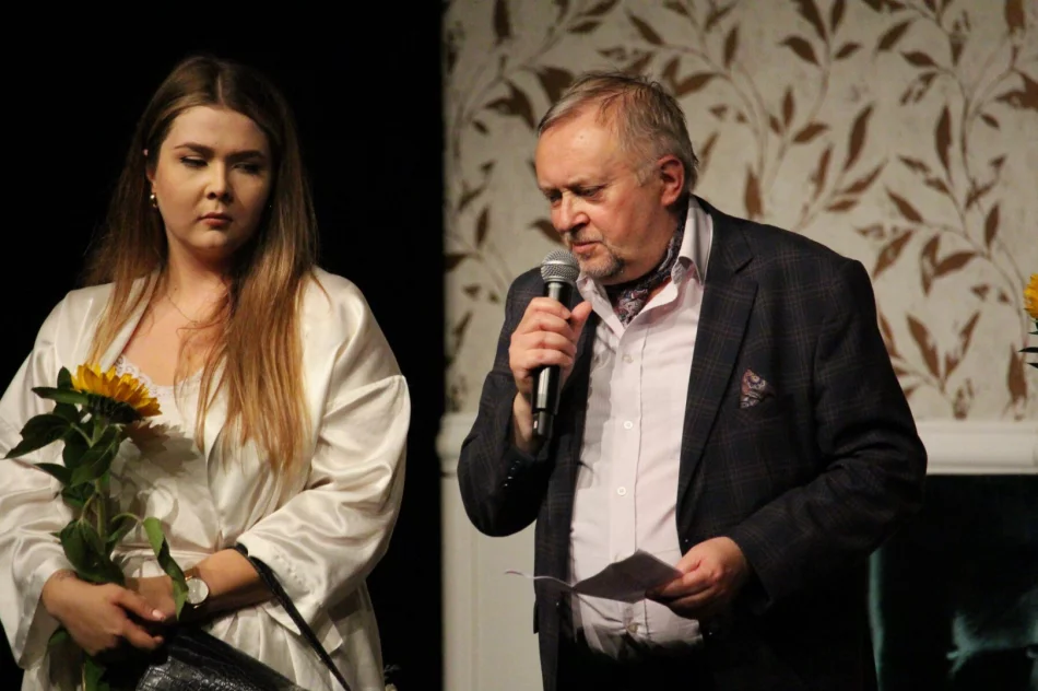 Premiera „Czarującego łajdaka” i jubileusz teatru (ZDJĘCIA) - zdjęcie 11
