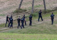 Szczątków dronów szuka ok. 12 tys. policjantów - zdjęcie główne