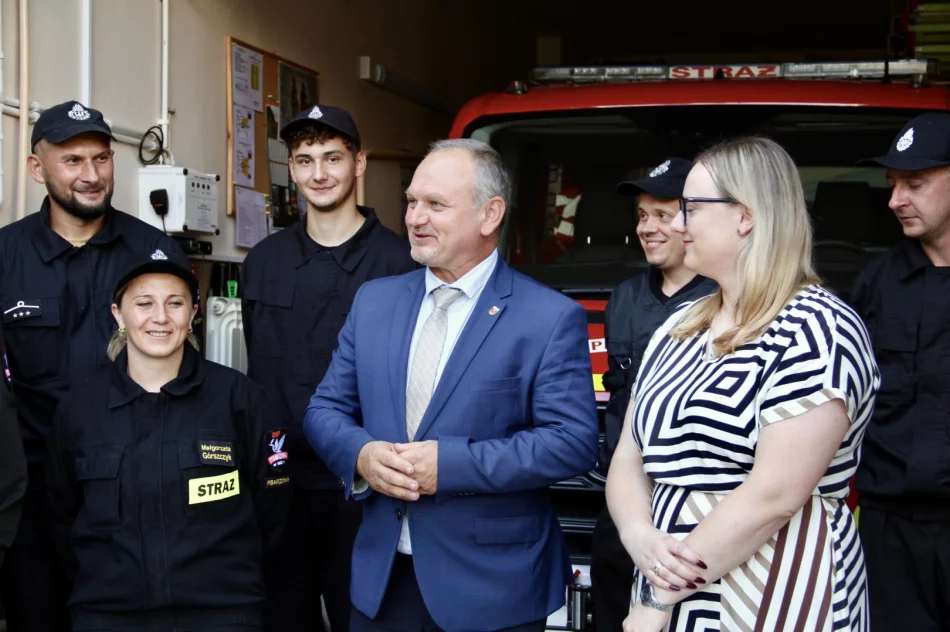 Przekazanie nowego zestawu hydraulicznego jednostce Ochotniczej Straży Pożarnej Pisarzowa - zdjęcie 2