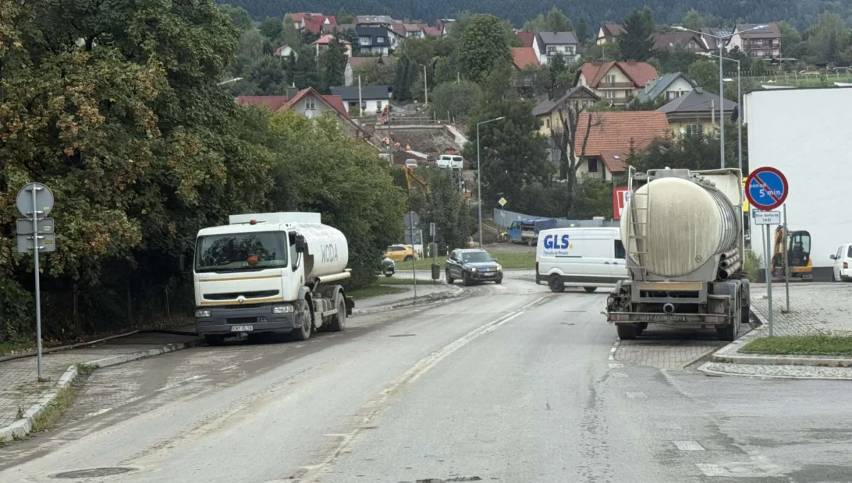 Tankowanie cysterny w Limanowej na ulicy Targowej