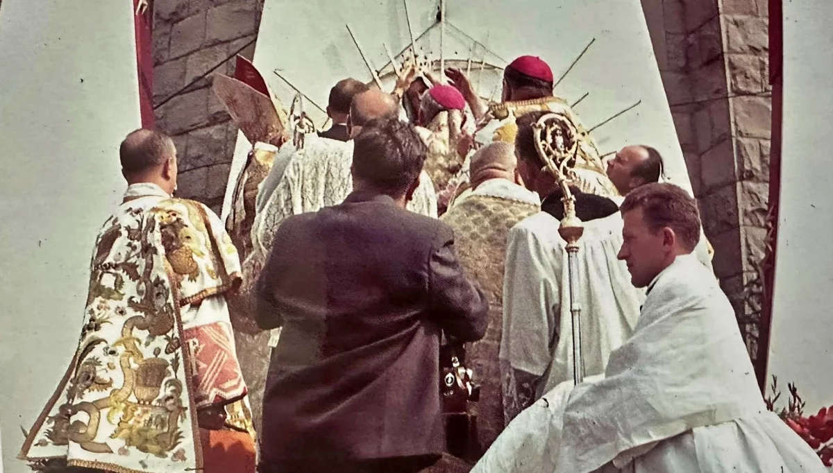 Koronacja Piety Limanowskiej w 1966 r./fot.: Parafia MBB w Limanowej