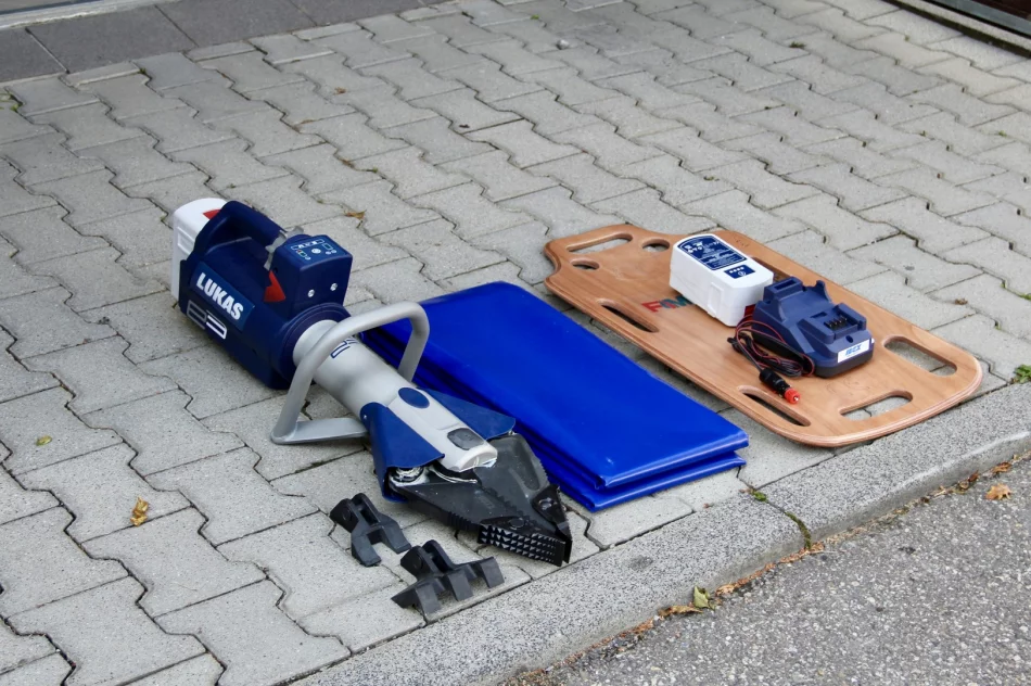 Przekazanie nowego zestawu hydraulicznego jednostce Ochotniczej Straży Pożarnej Pisarzowa - zdjęcie 3